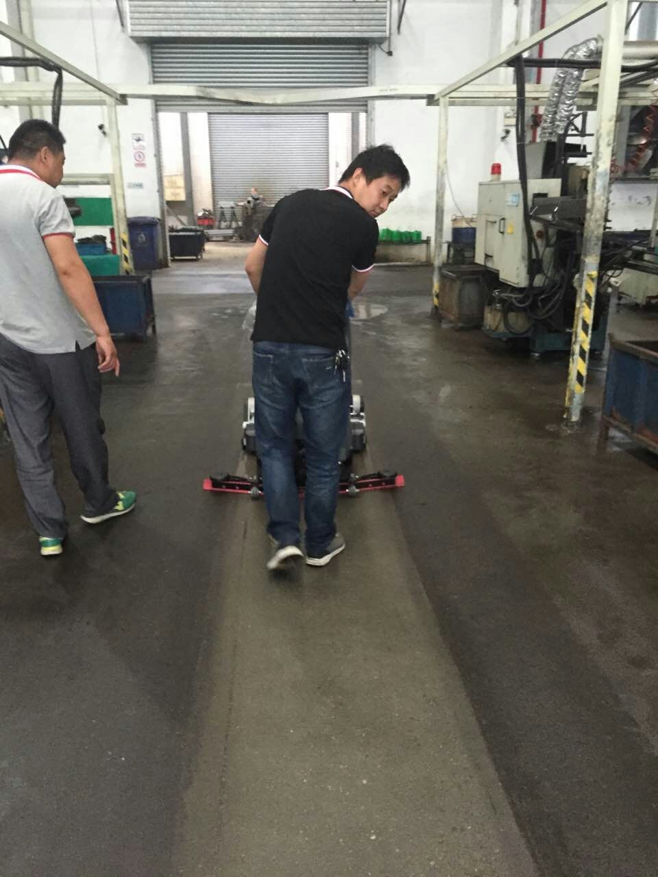 工廠采用高美全自動洗地機(jī)，解決車間油污地面