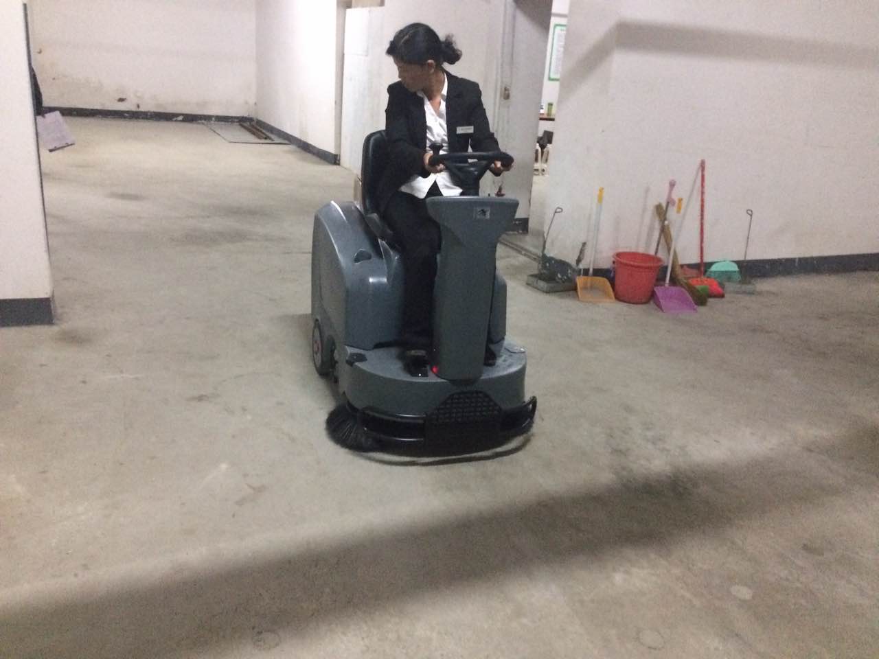 掃地機(jī)不同地面特點及清洗注意事項