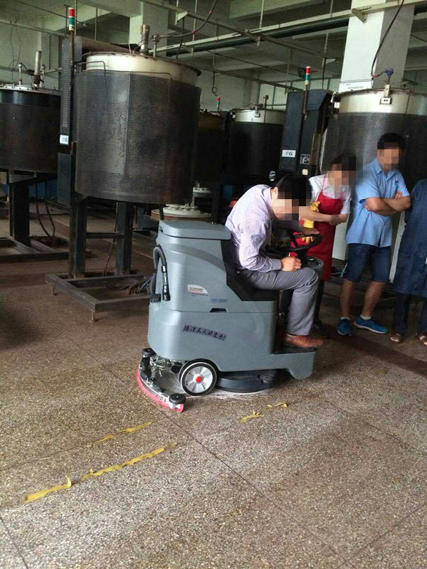駕駛式洗地機在環(huán)境清潔中的獨具優(yōu)勢在哪里?