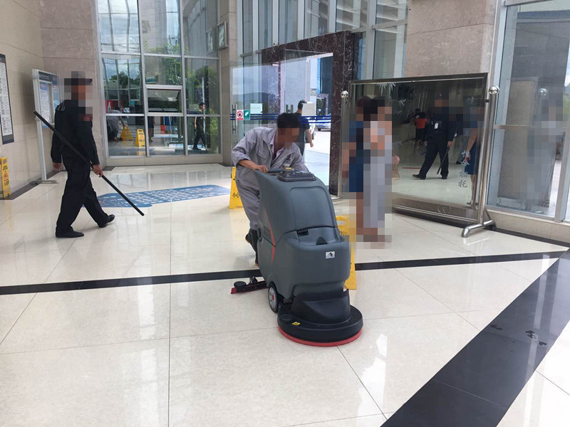 全自動洗地機成了大型物業(yè)公司的必備清潔設(shè)備