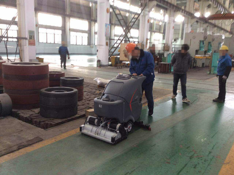 洗地機廠家解析洗地機所具備的優(yōu)勢？
